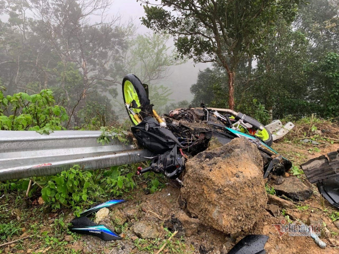 o-to-cung-xe-may-roi-xuong-vuc-o-tam-dao-4-nguoi-c