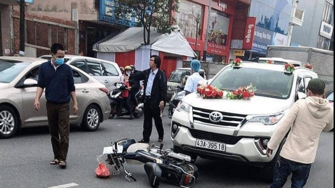 Hiện trường vụ xe điện va chạm với xe rước dâu khi