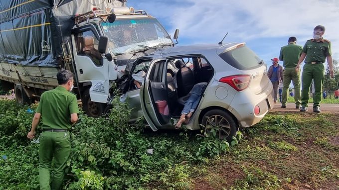 ba-nan-nhan-ngoi-trong-o-to-con-tu-vong-tai-cho-16