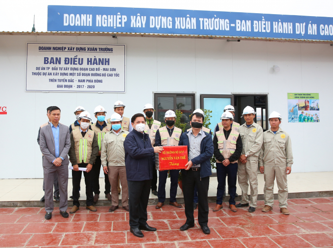 tang qua cho don vi thi cong