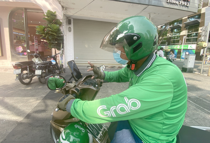 Nhiều ý kiến cho rằng, việc Grab áp dụng tăng giá cước là đang trục lợi từ hành khách và tài xế