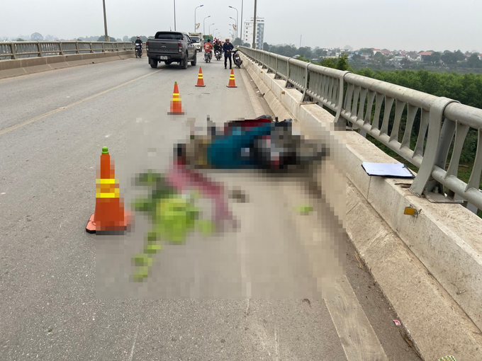 Hiện trường một vụ tai nạn giao thông trên cầu Hiếu, nguyên nhân do mặt đường xuống cấp, hệ thống đảm bảo ATGT chưa đồng bộ.
