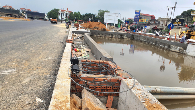 Dự án thi công không có rào chắn, biển báo gây mất an toàn giao thông (Ảnh chụp ngày 19/3).