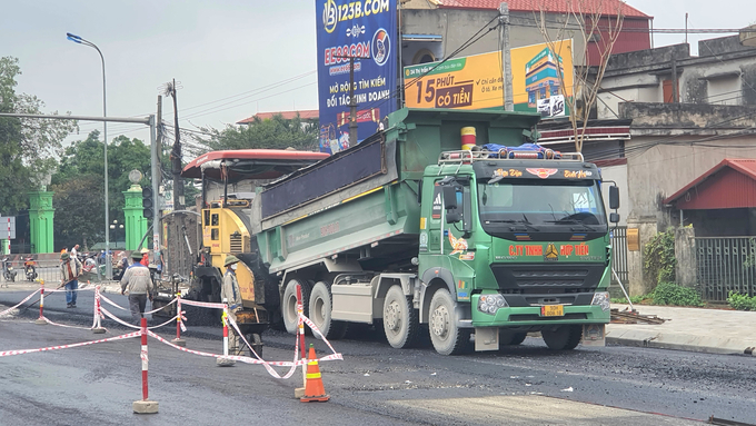 Các phương tiện phục vụ thi công dự án có dấu hiệu chở quá tải, không che chắn, phủ bạt làm rơi vãi vật liệu xuống đường gây mất vệ sinh môi trường và an toàn giao thông (Ảnh chụp ngày 19/3)