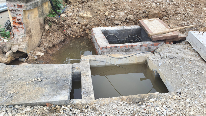 Đơn vị thi công dự án đào nhiều hố sâu, tuy nhiên lại không bố trí biển cảnh báo, rào chắn, gây nguy hiểm cho người tham gia giao thông (Ảnh chụp ngày 19/3)