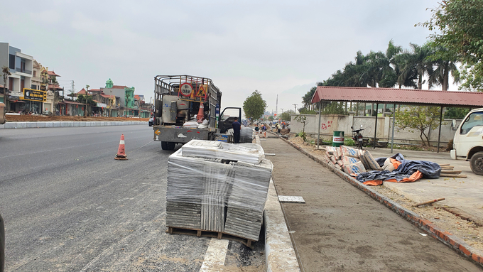 Vật liệu, máy móc thi công dự án cảnh báo đặt sơ sài dẫn đến mất an toàn (Ảnh chụp ngày 19/3)