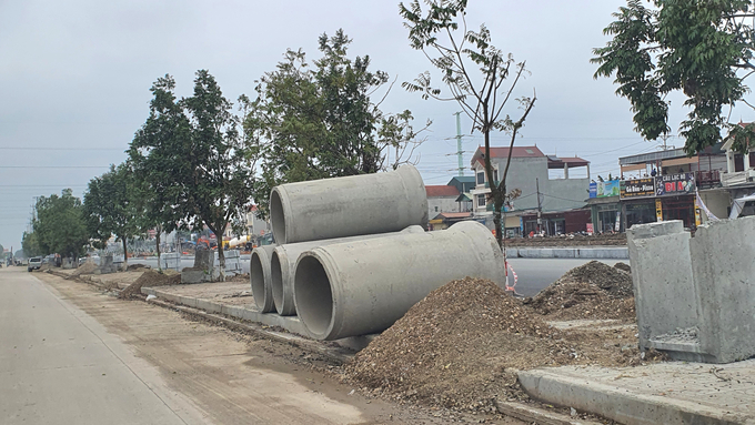 Trên vỉa hè, nhiều ống cống cũng được tập kết trái trái quy định (Ảnh chụp ngày 19/3)