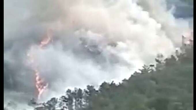 Đám cháy dữ dội bốc lên tại hiện trường chiếc máy bay gặp nạn