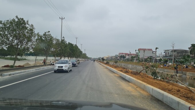 Tại một vị trí thi công, do không có biển báo chỉ dẫn, không có người điều tiết giao thông nên các phương tiện ô tô lưu thông đối đầu nhau trên làn được lưu thông (Ảnh chụp ngày 19/3)