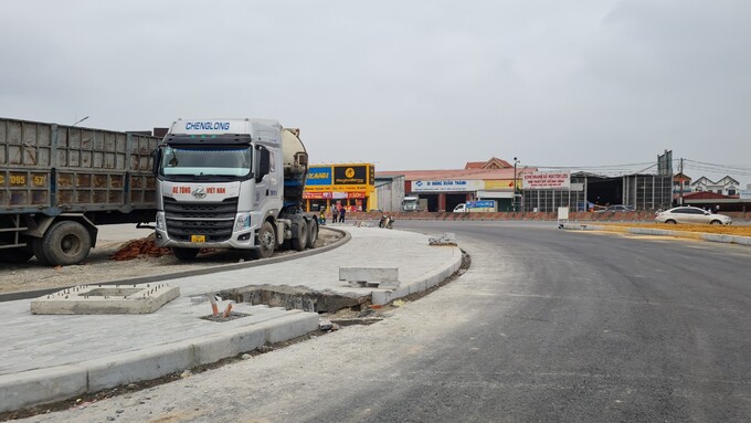 Một vị trí thi công dở dang nhưng không có biển cảnh báo (Ảnh chụp ngày 19/3)