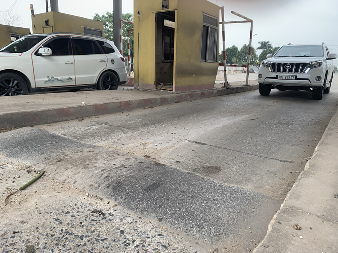 Mặt đường xuống cấp cùng với hệ thống biển báo tại trạm thu phí đã bị nghiêng vẹo, gỉ sét. Nhiều hạng mục khác như ca bin bị hư hỏng nặng sau nhiều năm không có người tu sửa.