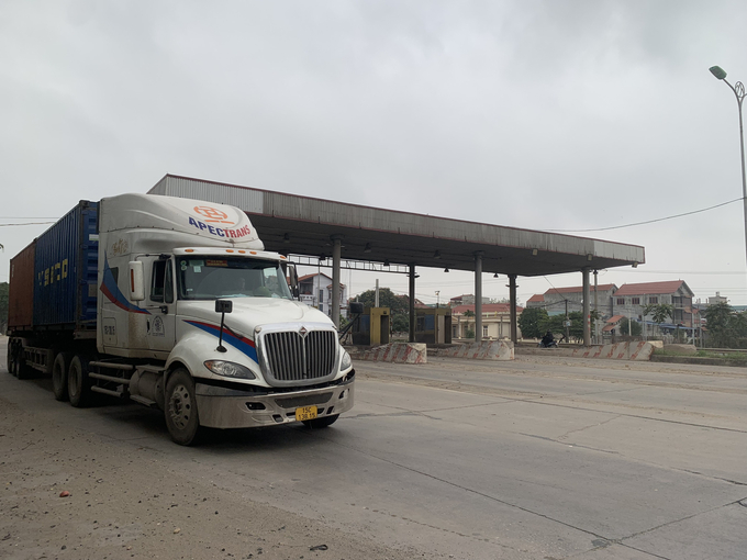 Hầu hết các phương tiện đi qua đây đều phải hạn chế tốc độ