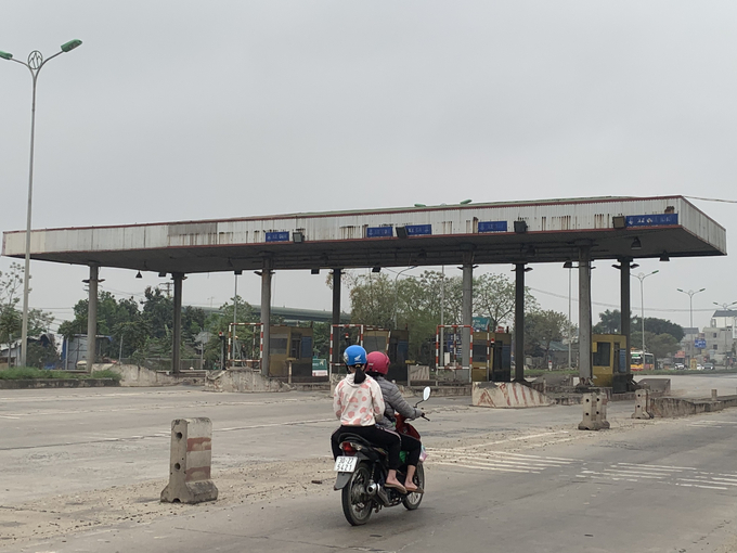 Trạm thu phí Quốc lộ 2 đã dừng hoạt động từ năm 2020 và để không cho đến tận bây giờ