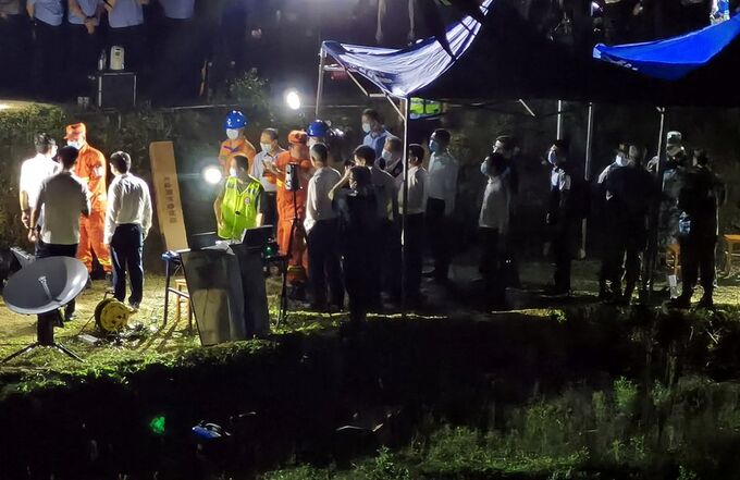 Lực lượng cứu hộ xuyên đêm tìm kiếm các nạn nhân