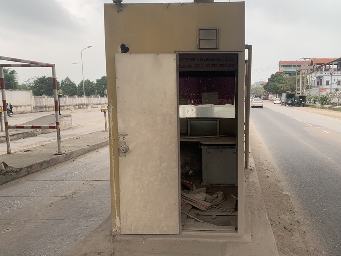 Hệ thống ca-bin thu phí, dải phân cách cứng bằng bê tông khiến diện tích mặt đường bị thu hẹp đáng kể