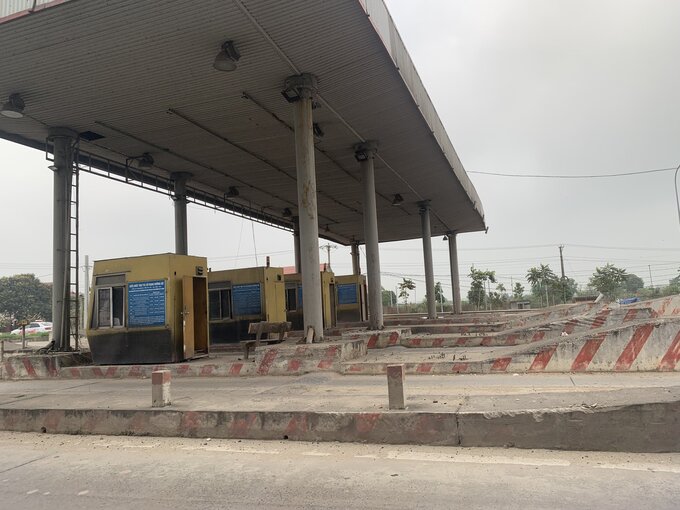 Trạm thu phí bỏ hoang nên công tác duy tu, bảo dưỡng, vệ sinh không được thực hiện, ảnh hưởng mỹ quan đô thị và tiềm ẩn nhiều nguy cơ mất ATGT