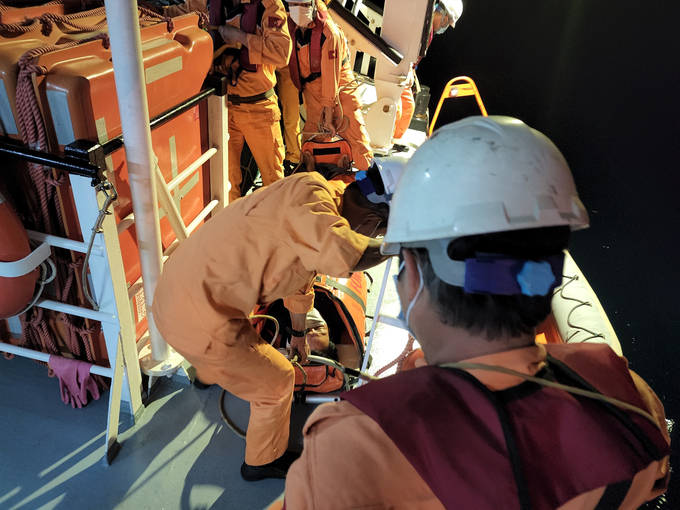 Đưa nạn nhân lên tàu SAR 412