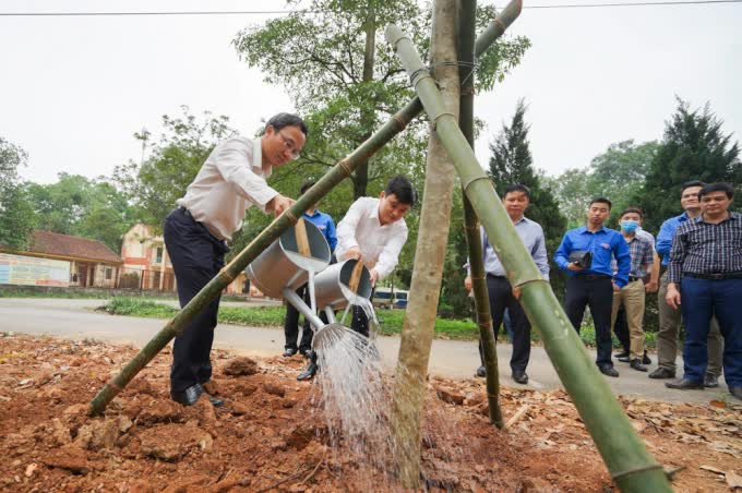 Phó Chủ tịch chuyên trách Ủy ban ATGT Quốc gia Khuất Việt Hùng cùng các đại biểu trồng cây xanh tại Trường Cao đẳng GTVT Trung ương 1 trong hoạt động trồng 1 triệu cây xanh với chủ đề “Đời đời nhớ ơn Bác Hồ”.