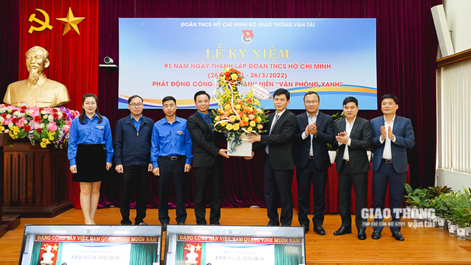 Ban chấp hành Đoàn Thanh niên Bộ GTVT nhận hoa chúc mừng của Lãnh đạo Đảng ủy Bộ GTVT 