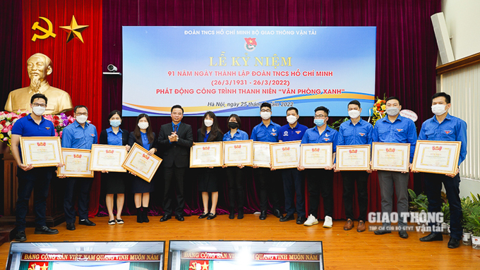 Bí thư Đoàn thanh niên Bộ GTVT Nguyễn Thành Tưởng trao Bằng khen của Đoàn Khối các cơ quan Trung ương và Trung ương Đoàn TNCS Hồ Chí Minh cho các cá nhân, tập thể ngành GTVT