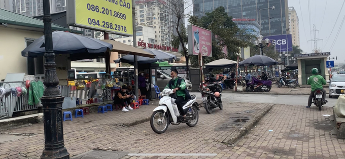 Vô tư đi đi ngược chiều trên vỉa hè đoạn qua Bến xe Mỹ Đình.