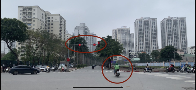 Hành vi vượt đèn đỏ của lái xe mặc áo Grab khiến người đi đường ngán ngẩm, bức xúc...