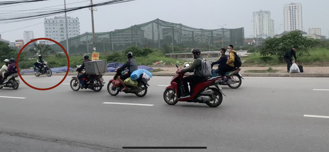 Nhiều lái xe mặc áo Grab còn thản nhiên di chuyển ngược chiều gây nguy hiểm cho các phương tiện lưu thông đúng chiều. Hình ảnh được ghi lại trên đường Phạm Hùng (Q.Nam Từ Liêm) vào ngày 24/3.