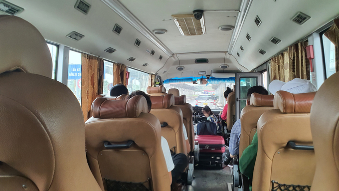 Sau khi xếp đủ khách, chiếc xe bắt đầu khởi hành theo hướng Đại lộ Võ Văn Kiệt - cầu Thăng Long - đường Phạm Văn Đồng - Phạm Hùng - đường vành đai 3 - cao tốc Pháp Vân - Cầu Giẽ