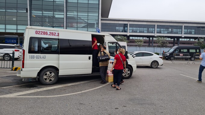 Nhà xe Trường Sơn đón khách trong Cảng Hàng không Quốc tế Nội Bài.