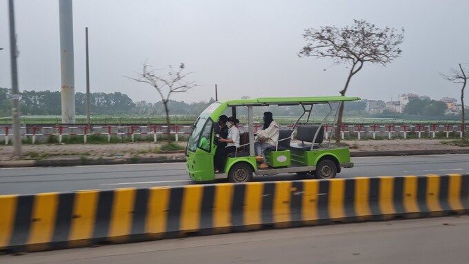 Người điều khiển xe điện thường xuyên vi phạm Luật GTĐB (trong ảnh: tài xế, hành khách đều không thắt dây an toàn, chụp sáng 22/3)