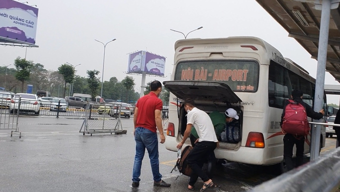 Theo ghi nhận của nhóm phóng viên Tạp chí GTVT nhiều ngày qua, nhà xe Trường Sơn có tần suất hoạt động dày đặc, trung bình 1 tiếng/một chuyến, liên tục từ 5h sáng đến 22h hàng ngày và hoạt động cố định tại CHK quốc tế Nội Bài