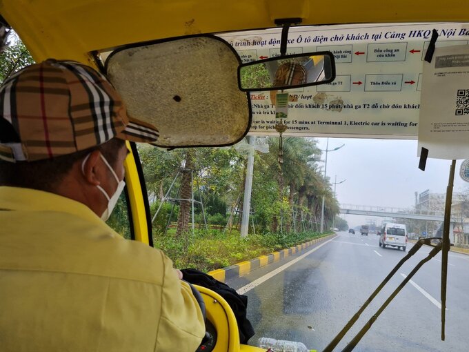 Tài xế xe điện điều khiển xe lưu thông trên làn đường dành cho xe cơ giới trên tuyến đường Võ Văn Kiệt 