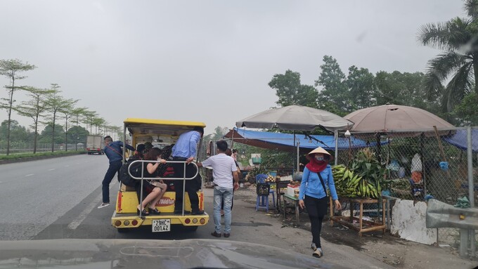 Xe điện của Công ty CP Thương mại và Dịch vụ hàng không Thủ đô chở khách từ sân bay Nội Bài ra Quốc lộ 2 với giá 50.000 đồng/người/lượt.