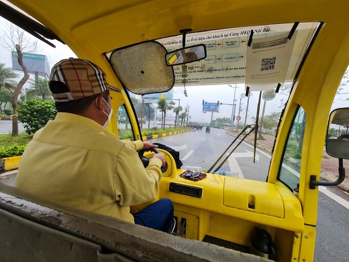 Xe điện chở khách tại khu vực Cảng hàng không Nội Bài 