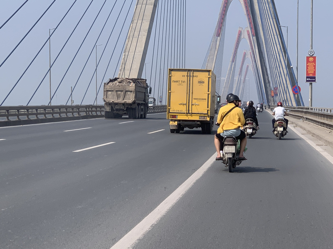 Tiếp đó, khoảng 14h15 ngày 26/3, trên tuyến đường Võ Nguyên Giáp PV tiếp tục ghi nhận thêm các xe Howo 29H-458.95; 29C-002.82 dán logo Công ty “LD” cũng có biểu hiện tương tự. Điểm “ăn hàng” của hai chiếc xe này là một mỏ cát nằm sát sông Hồng. 