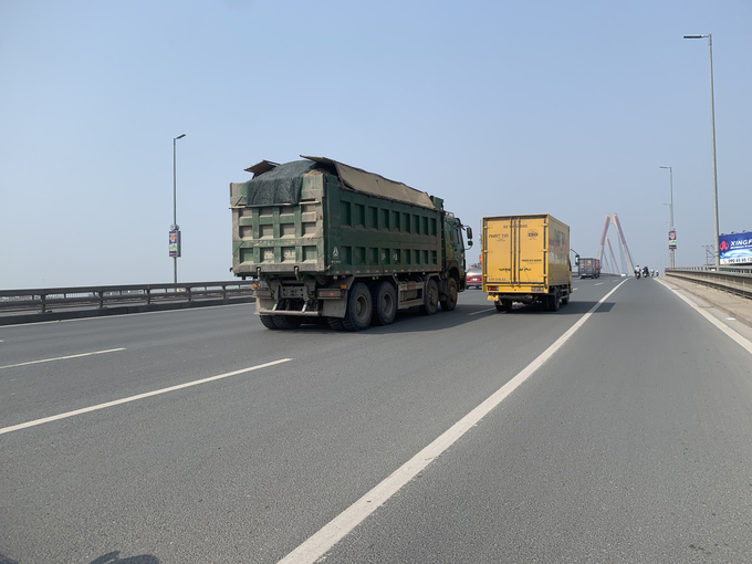 Trước dấu hiệu bất thường này, PV Tạp chí Giao thông vận tải (GTVT) đã có khảo sát xung quanh khu vực này và biết được: xe tải hạng nặng chở vật liệu xây dựng đã đi đường vòng, chủ yếu hoạt động qua tuyến đường Võ Chí Công - cầu Nhật Tân - đường Võ Nguyên Giáp để đi Quốc lộ 2.