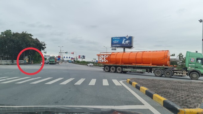 Điều lạ, gần khu vực ngã tư Phủ Lỗ (nút giao Võ Văn Kiệt - Quốc lộ 2) có các tổ TTKS của Đội CSGT số 15 (Phòng CSGT, Công an Hà Nội) hoạt động hầu như 24/24h, Nhưng những xe có dấu hiệu vi phạm trên như 