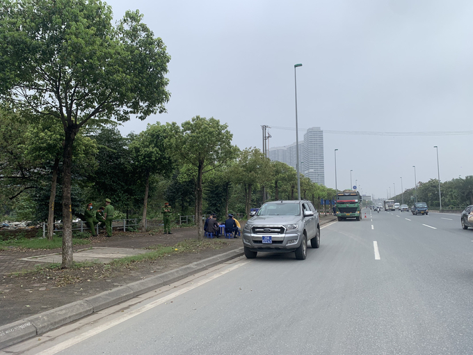 Đáng chú ý, tại thời điểm PV ghi nhận thực tế, trên trục đường Võ Nguyên Giáp thường xuyên có tổ công tác liên ngành của Sở GTVT Hà Nội và cảnh sát môi trường Hà Nội phối hợp kiểm soát tải trọng xe theo kế hoạch. Mặc dù ra quân rầm rộ là vậy, tuy nhiên, nhiều phương tiện có dấu hiệu chở quá tải, quá khổ vẫn công khai hoạt động (!?).