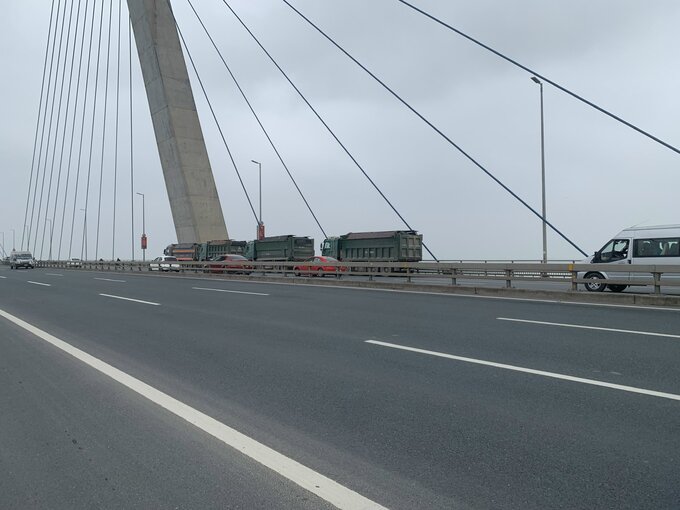 Đặc điểm chung của các phương tiện này đều có dấu hiệu cơi nới thành thùng, chở vật liệu phế thải có ngọn, không che bạt kín làm rơi vãi đất đá gây bụi bẩn, ô nhiễm môi trường, gây nguy hiểm cho người tham gia giao thông.