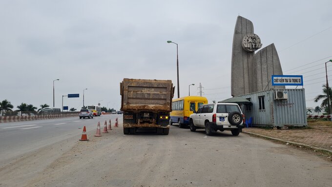 Theo tìm hiểu được biết, để đi các huyện ngoại thành phía Bắc của Hà Nội, vận tải đường bộ phải đi qua tuyến đường Vành đai 3 trên cao - cầu Thăng Long. Dù tại đầu cầu Bắc Thăng Long có một trạm kiểm tra tải trọng lưu động của Tổng cục ĐBVN “án ngữ”. Thế nhưng, từ đầu năm đến nay, thì lượng xe tải chở hàng hóa qua cây cầu này bỗng dưng thưa dần. Trạm kiểm tra tải trọng lưu động thì chỉ có “cân gió và bụi”.
