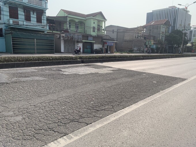 Nhiều khu vực có vết rạn nứt với kích thước lớn