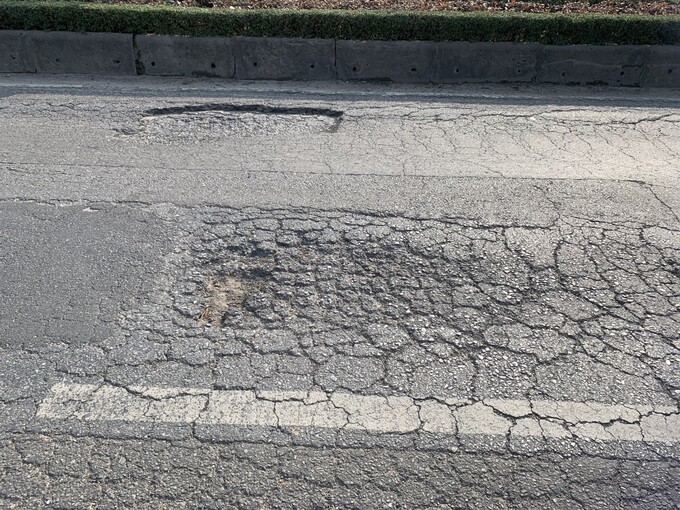    “Ổ gà” xuất hiện chằng chít trên mặt đường với kích thước và độ sâu lớn gây nguy hiểm cho người tham gia giao thông