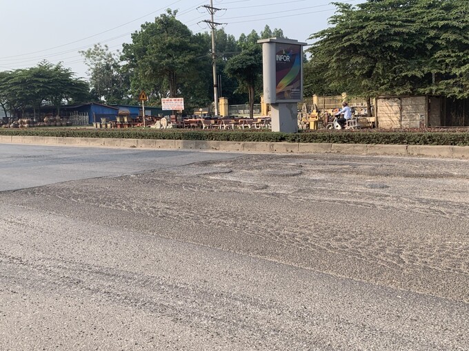 Những đoạn được vá lại dài cả trăm mét trong thời gian ngắn cũng đã lộ ra những dấu hiệu hằn lún hoàn toàn có thể trông thấy bằng mắt thường.