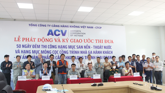 Ban QLDA Cảng HKQT Long Thành và đại diện các nhà thầu thi công, đơn vị tư vấn giám sát ký giao ước thi đua 50 ngày đêm thi công hạng mục san nền, thoát nước và hạng mục móng cọc nhà ga