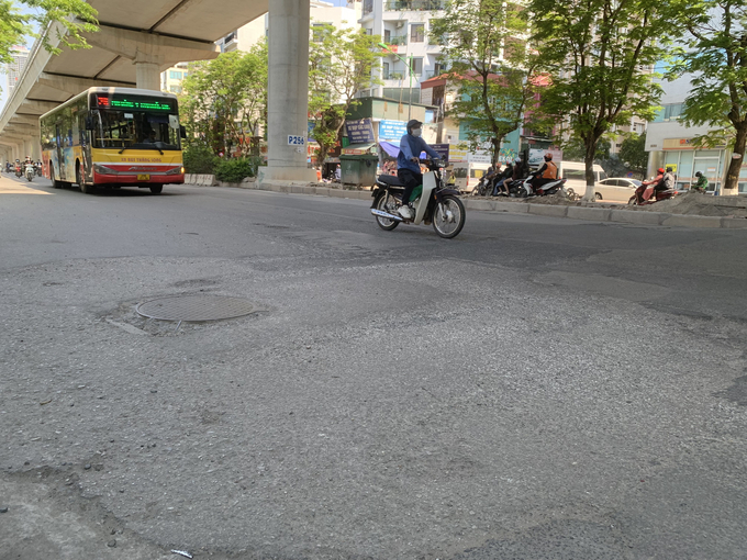 Chiều 3/4, ghi nhận của PV Tạp chí GTVT thông trên trục đường Cầu Giấy - Xuân Thủy, dù nhà thầu tuyến đường sắt đô thị Nhổn - ga Hà Nội đã tháo rào chắn hoàn thành việc thi công từ lâu song người dân đi lại vẫn rất khó khăn do mặt đường xuống cấp, hư hỏng kéo dài.