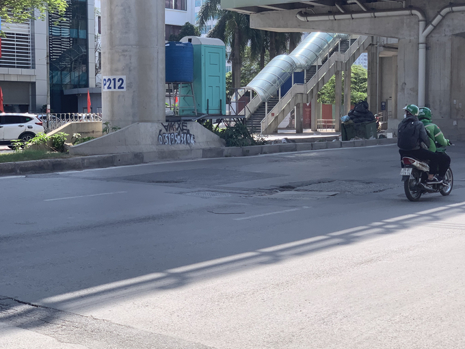 Đại diện Đội CSGT số 6, Phòng CSGT Công an Hà Nội cho biết, do vạch sơn kẻ phân làn đường mờ, thiếu các biển báo nên nhiều trường hợp lái xe vi phạm Luật GTĐB nhưng lực lượng chức năng không xử lý được. 