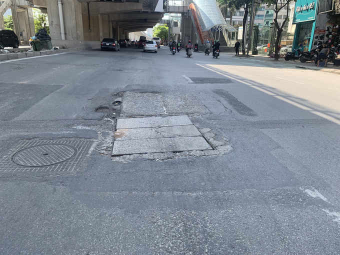 Với đặc thù là tuyến đường cửa ngõ huyết mạch phía Tây Thủ đô, dẫn vào trung tâm Hà Nội, hàng ngày trên tuyến có lưu lượng phương tiện rất lớn tham gia giao thông. Vì vậy, với tình trạng này, nguy cơ mất an toàn giao thông thật sự đáng báo động.