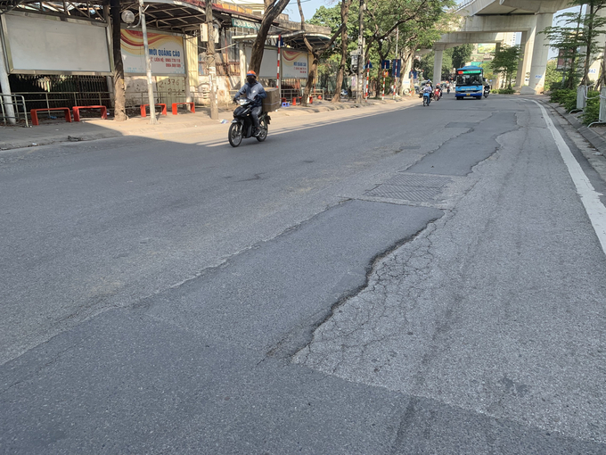 Một số đoạn được hoàn trả mặt bằng có độ vênh, chênh lệch so với mặt đường cũ, gây khó khăn cho người đi đường, đặc biệt tại các đoạn ngã tư Trần Đăng Ninh - Cầu Giấy; khu vực Đại học Quốc gia…