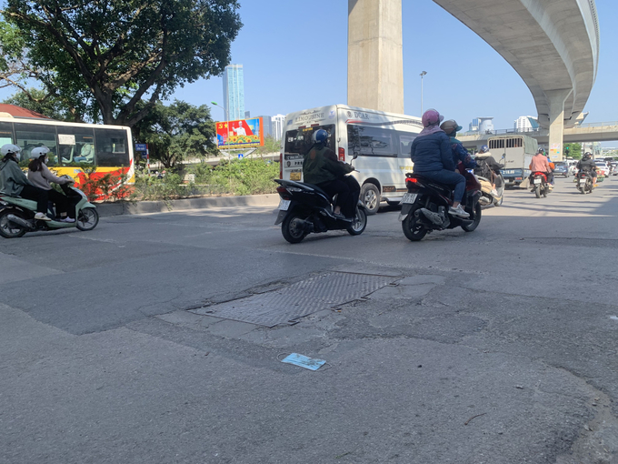 Tuy nhiên, việc chậm hoàn trả mặt đường sau khi hoàn thành tuyến đường sắt đô thị Nhổn - Ga Hà Nội khiến tuyến đường Cầu Giấy, Xuân Thủy, Hồ Tùng Mậu, Cầu Diễn phủ kín sống trâu, ổ gà.