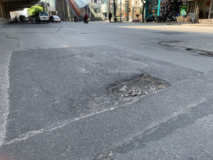 Trong khi đó, đại diện Công ty CP Công trình giao thông 2 Hà Nội cho biết, với các vị trí xuống cấp, hư hỏng, công ty đều cho công nhân trám vá tạm thời, độ bền hữu hạn trong khi chờ dự án cải tạo…
